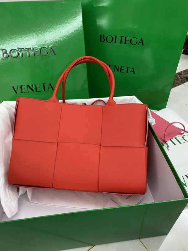 Bottega Veneta Arco Tote Bag BV049