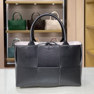 Bottega Veneta Arco Tote BV021